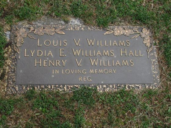 En memoria de Lydia Hall, Louis Williams (padre) y Henry Williams (hermano)