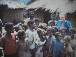 Leininger, junto con un grupo de niños Gadsup en un viaje de regreso a Papúa Nueva Guinea probablemente en 1990.