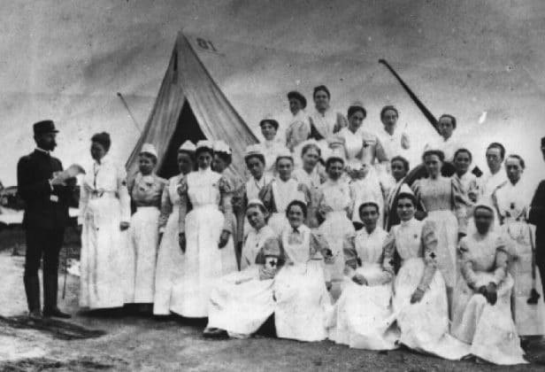Nightingale y algunas de las 38 “sirvientas del Señor” (como ella las llamó) para cuidar a los soldados británicos heridos en la Guerra de Crimea