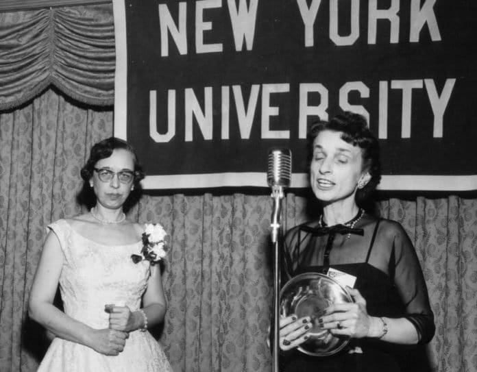 Rogers y su predecesora Vera Fry en NYU alrededor de 1954